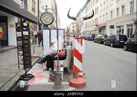 Sedersi e rilassarsi al bordo della strada a Park(ing) Giorno in Reichenbachstraße nel trimestre Gärtnerplatz. Con questa campagna, la città verde iniziativa ambientale vuole attirare l attenzione a come i numerosi spazi di parcheggio nella città può essere utilizzato come alternativa per la ricreazione e spazi verdi, ciclisti, ecc. La campagna è anche destinato a promuovere l uso della città molti parcheggi auto come un luogo per rilassarsi. [Traduzione automatizzata] Foto Stock