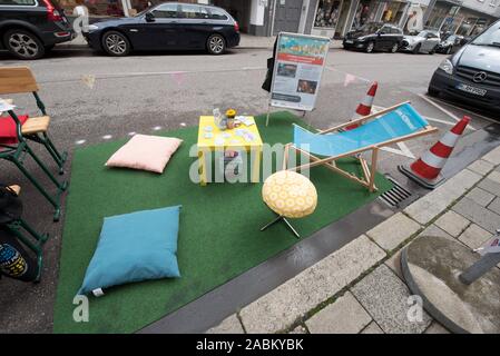 Sedersi e rilassarsi al bordo della strada a Park(ing) Giorno in Reichenbachstraße nel trimestre Gärtnerplatz. Con questa campagna, la città verde iniziativa ambientale vuole attirare l attenzione a come i numerosi spazi di parcheggio nella città può essere utilizzato come alternativa per la ricreazione e spazi verdi, ciclisti, ecc. La campagna è anche destinato a promuovere l uso della città molti parcheggi auto come un luogo per rilassarsi. [Traduzione automatizzata] Foto Stock