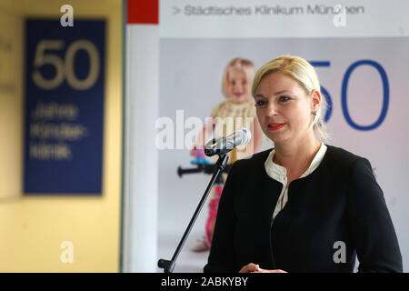 Stephanie Jacobs, Monaco di Baviera Ambiente e salute Officer, parla all'apertura di una mostra in occasione del cinquantesimo anniversario della Harlaching ospedale per bambini. [Traduzione automatizzata] Foto Stock