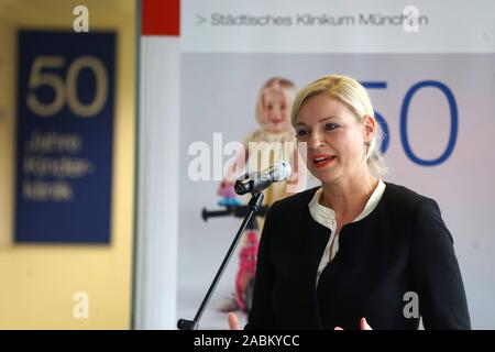 Stephanie Jacobs, Monaco di Baviera Ambiente e salute Officer, parla all'apertura di una mostra in occasione del cinquantesimo anniversario della Harlaching ospedale per bambini. [Traduzione automatizzata] Foto Stock