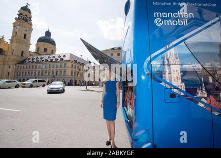 Monaco di Baviera è responsabile ambientale Stephanie Jacobs e Autobus Bayern GmbH presente il primo monaco di baviera E-Seightseeing Bus che è stato sovvenzionato dal Ministero dell Ambiente con 200.000 euro. [Traduzione automatizzata] Foto Stock