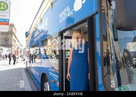 Monaco di Baviera è responsabile ambientale Stephanie Jacobs e Autobus Bayern GmbH presente il primo monaco di baviera E-Seightseeing Bus che è stato sovvenzionato dal Ministero dell Ambiente con 200.000 euro. [Traduzione automatizzata] Foto Stock