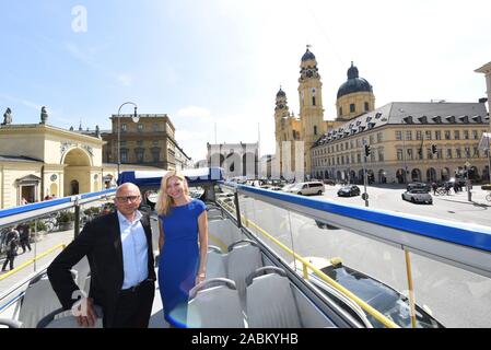 Monaco di Baviera è responsabile ambientale Stephanie Jacobs e Autobus Oberbayern Managing Director Nico Schoenecker presente il primo monaco di baviera E-Seightseeing Bus che è stata sovvenzionata dal dipartimento dell'ambiente con 200.000 euro. [Traduzione automatizzata] Foto Stock