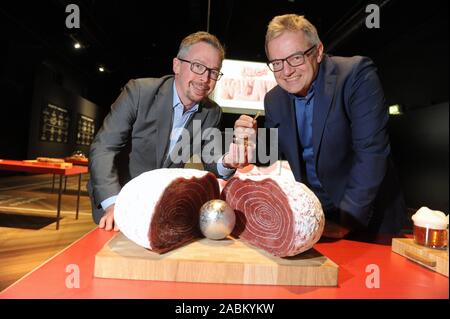 Sulla sinistra il nuovo direttore del Biotopia-Naturkundemuseum Michael John Gorman e sulla destra il suo collega Michael Apel in esposizione al museo 'Mensch und Natur' in Nymphenburger Schloss. Qui la mostra speciale "mangiare il futuro" per la "Mangiare Festival' avviene. [Traduzione automatizzata] Foto Stock