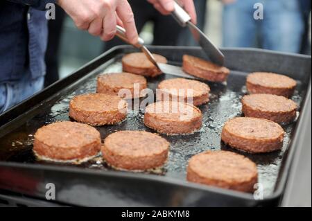 L'Al di là di hamburger di carne: una carne hamburger di sostituzione viene arrostito e presentato a Gourmondo dal campione europeo la grigliatura Rudolph Jäger per pochi ospiti. [Traduzione automatizzata] Foto Stock