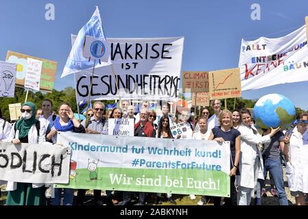 Alunni, genitori e figli dimostrare sulla Theresienwiese a Monaco di Baviera per la protezione del clima. [Traduzione automatizzata] Foto Stock