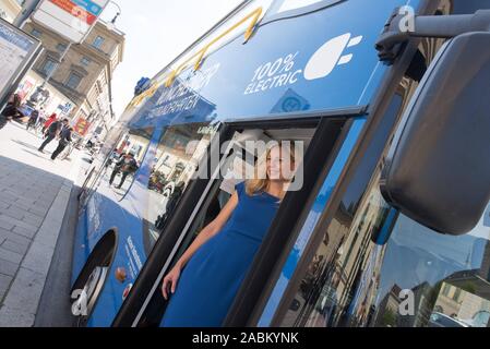 Monaco di Baviera è responsabile ambientale Stephanie Jacobs e Autobus Bayern GmbH presente il primo monaco di baviera E-Seightseeing Bus che è stato sovvenzionato dal Ministero dell Ambiente con 200.000 euro. [Traduzione automatizzata] Foto Stock