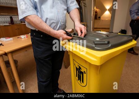 Elezione dei lavoratori al 211 circoscrizione stazione di polling a Monaco di Baviera il Domenica, 26 maggio 2019 fuori di conteggio dei voti per le elezioni europee. [Traduzione automatizzata] Foto Stock