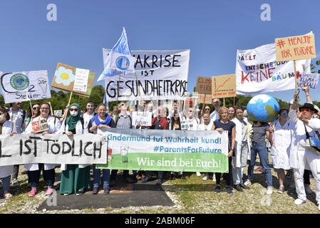 Alunni, genitori e figli dimostrare sulla Theresienwiese a Monaco di Baviera per la protezione del clima. [Traduzione automatizzata] Foto Stock