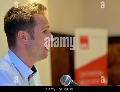 Florian Schardt, neo eletto presidente della SPD sub-distretto di Munich-Land, alla conferenza di partito di distretto amministrativo di DOCUP nel Monaco di Baviera Hofbräuhaus. [Traduzione automatizzata] Foto Stock