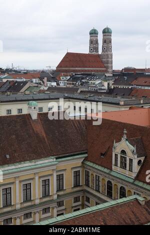 Vista dalla Torre della Residenz sui tetti di Monaco di Baviera. La Frauenkirche può essere visto in background. [Traduzione automatizzata] Foto Stock