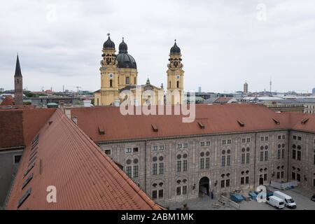 Vista dalla Torre della Residenz sui tetti di Monaco di Baviera. Sullo sfondo è possibile vedere la Theatinerkirche. [Traduzione automatizzata] Foto Stock