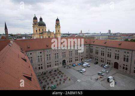 Vista dalla Torre della Residenz sui tetti di Monaco di Baviera. Sullo sfondo è possibile vedere la Theatinerkirche. [Traduzione automatizzata] Foto Stock