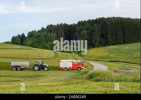 Volontario vigili del fuoco di Nonnberg nel distretto di Altötting. Perché i vigili del fuoco non ha alcun vigili del fuoco, gli agricoltori dalla zona circostante aiuto in caso di emergenza con i barili di olio, che vengono poi riempite con acqua. [Traduzione automatizzata] Foto Stock