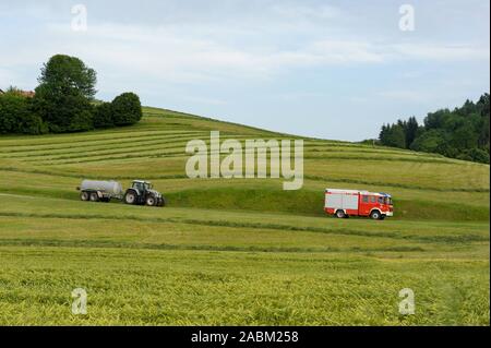 Volontario vigili del fuoco di Nonnberg nel distretto di Altötting. Perché i vigili del fuoco non ha alcun vigili del fuoco, gli agricoltori dalla zona circostante aiuto in caso di emergenza con i barili di olio, che vengono poi riempite con acqua. [Traduzione automatizzata] Foto Stock