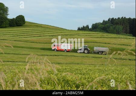 Volontario vigili del fuoco di Nonnberg nel distretto di Altötting. Perché i vigili del fuoco non ha alcun vigili del fuoco, gli agricoltori dalla zona circostante aiuto in caso di emergenza con i barili di olio, che vengono poi riempite con acqua. [Traduzione automatizzata] Foto Stock