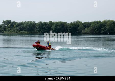 Durante un esercizio con la nuova imbarcazione di salvataggio (IRB), due membri della DLRG guardare la stazione in Regattaparksee in Oberschleißheim fetch 40 kg di bambola dall'acqua. [Traduzione automatizzata] Foto Stock