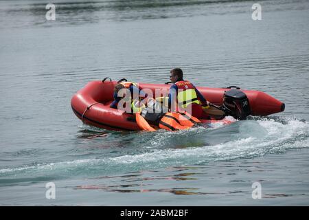 Durante un esercizio con la nuova imbarcazione di salvataggio (IRB), due membri della DLRG guardare la stazione in Regattaparksee in Oberschleißheim fetch 40 kg di bambola dall'acqua. [Traduzione automatizzata] Foto Stock