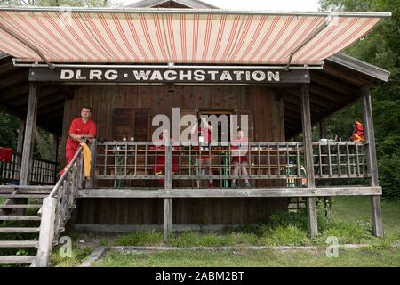 DLRG guardare la stazione al Regattaparksee in Oberschleissheim. [Traduzione automatizzata] Foto Stock