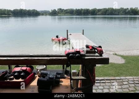 DLRG guardare la stazione al Regattaparksee in Oberschleissheim: Nella foto binocolo e sullo sfondo il molo. [Traduzione automatizzata] Foto Stock