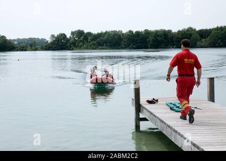 DLRG guardare la stazione al Regattaparksee in Oberschleissheim: Nella foto, protezioni acqua andare sul lago per ammonire persone che nuotano nel biotopo o andare in barca. [Traduzione automatizzata] Foto Stock