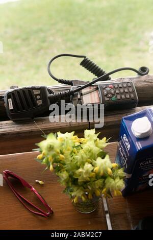 DLRG guardare la stazione al Regattaparksee in Oberschleissheim: l'immagine mostra una radio sul balcone. [Traduzione automatizzata] Foto Stock