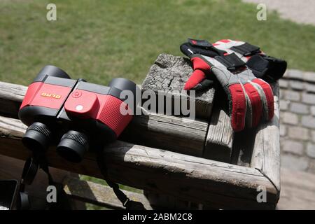 DLRG guardare la stazione al Regattaparksee in Oberschleissheim: l'immagine mostra il binocolo e guanti. [Traduzione automatizzata] Foto Stock