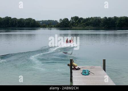 DLRG guardare la stazione al Regattaparksee in Oberschleissheim: Nella foto, protezioni acqua andare sul lago per ammonire persone che nuotano nel biotopo o andare in barca. [Traduzione automatizzata] Foto Stock