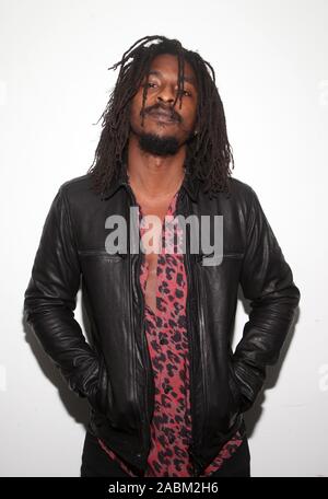 MALIBU, CA - 27 novembre: Shwayze, a Shwayze Casa per le vacanze Live dal Malibu a Casa Escobar in Malibu, la California il 27 novembre 2019. Credit Faye Sadou/MediaPunch Foto Stock