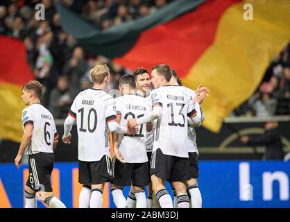 Il giubilo GER, team, team, davanti a una bandiera della Germania, da sinistra a destra Joshua KIMMICH (GER), Julian BRANDT (GER) Ilkay GUENDOGAN (Gvºndogan, GER), Jonas HECTOR (GER), Lukas KLOSTERMANN (GER) calcio Laenderpiel, em- qualifica, gruppo C, Germania (GER) - Irlanda del Nord (NIR) 6: 1, il 19/11/2019 a Francoforte, in Germania. € | Utilizzo di tutto il mondo Foto Stock