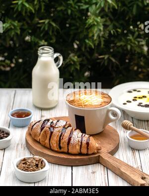Сroissants servito con una tazza di caffè Foto Stock