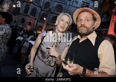 In estate la ricezione del Sindaco della città di Monaco di Baviera per personaggi del mondo della cultura, arte e scienza in Rathaushof: nell'immagine verde candidato sindaco Katrin Habenschaden e Tuncay Acar (reale München e.V.-Glockenbachwerkstatt). [Traduzione automatizzata] Foto Stock