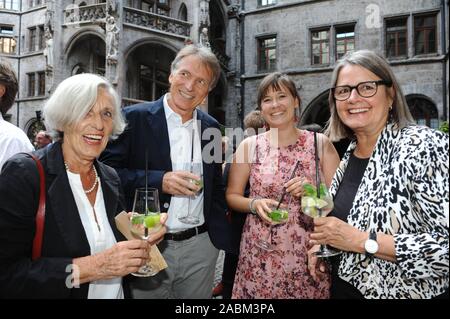 In estate la ricezione del Sindaco della città di Monaco di Baviera per personaggi del mondo della cultura, arte e scienza in Rathaushof: quattro rappresentanti del Monaco di Baviera iniziativa Gallerie della foto (da sinistra a destra): Dorothea Schick, Andreas legante, Verena Ferraro e Charlotte Smudajescheck. [Traduzione automatizzata] Foto Stock