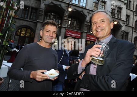 In estate la ricezione del Sindaco della città di Monaco di Baviera per personaggi del mondo della cultura, arte e scienza in Rathaushof: fino a Hofmann e Axel Hacke. [Traduzione automatizzata] Foto Stock