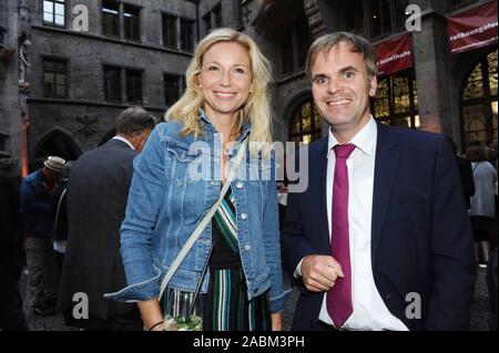 In estate la ricezione del Sindaco della città di Monaco di Baviera per personaggi del mondo della cultura, arte e scienza in Rathaushof: nella foto Stephanie Jacobs (Ambiente e salute Officer) e tesoriere della città Christoph Frey. [Traduzione automatizzata] Foto Stock