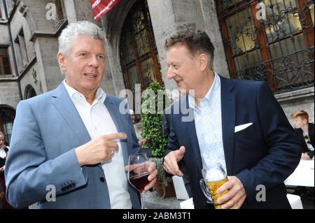 In estate la ricezione del Sindaco della città di Monaco di Baviera per personaggi del mondo della cultura, arte e scienza in Rathaushof: Dieter Reiter (l) e il direttore generale del Deutsches Museum Wolfgang Heckl nell'immagine. [Traduzione automatizzata] Foto Stock