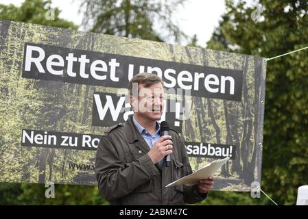 Con una dimostrazione, l'iniziativa dei cittadini " Wald Neuried erhalten' vuole impostare un esempio contro ulteriori ghiaia mineraria nella Forst Kasten comunali Heiliggeistspital Foundation. Nell'immagine Christian Hierneis, membro del parlamento di stato, parla del Bündnis 90/Die Grünen. [Traduzione automatizzata] Foto Stock