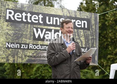 Con una dimostrazione, l'iniziativa dei cittadini " Wald Neuried erhalten' vuole impostare un esempio contro ulteriori ghiaia mineraria nella Forst Kasten comunali Heiliggeistspital Foundation. Nell'immagine Christian Hierneis, membro del parlamento di stato, parla del Bündnis 90/Die Grünen. [Traduzione automatizzata] Foto Stock