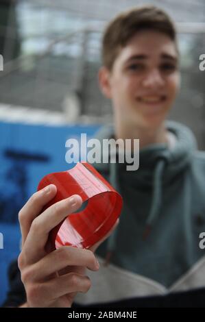 Nils Wagner, studente di fisica presso l'Università Tecnica di Monaco di Baviera (TUM) di Garching, si è aggiudicato il primo posto nel concorso nazionale "Jugend forscht' per i suoi battenti cilindro cavo x-zylo. [Traduzione automatizzata] Foto Stock