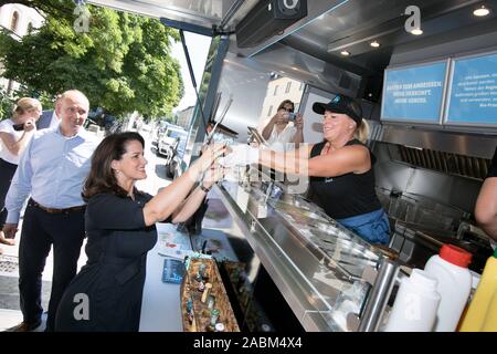 Michaela Kaniber (CSU), Ministro della Nutrizione, è l'invio di un cibo bavarese Carrello sul suo modo da Galeriestraße all angolo della Ludwigstraße a Monaco di Baviera per ispirare i giovani in Baviera a comprare prodotti alimentari regionali. Nella foto lei ottiene un reale Cheese-Burger bavarese. [Traduzione automatizzata] Foto Stock