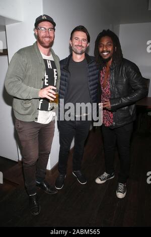 MALIBU, CA - 27 novembre: Sean Flynn, Brandon Jenner, Shwayze, a Shwayze Casa per le vacanze Live dal Malibu a Casa Escobar in Malibu, la California il 27 novembre 2019. Credit Faye Sadou/MediaPunch Foto Stock