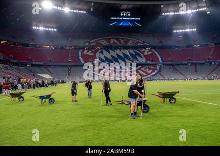 Impressione dalla Allianz Arena di Monaco di Baviera dopo la fine della prima giornata della Audi Cup 2019. Dopo la sera corrispondono i preparativi per la prossima partita già iniziare a. La foto mostra la greenkeepers al lavoro. [Traduzione automatizzata] Foto Stock