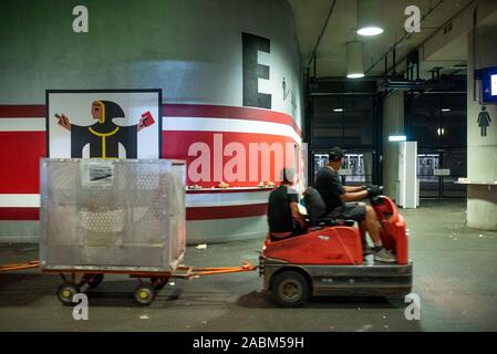 Impressione dalla Allianz Arena di Monaco di Baviera dopo la fine della prima giornata della Audi Cup 2019. Dopo la sera corrispondono i preparativi per la prossima partita già iniziare a. Nella foto il garbage è rimosso. [Traduzione automatizzata] Foto Stock