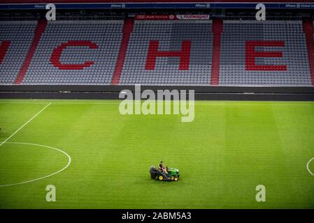 Impressione dalla Allianz Arena di Monaco di Baviera dopo la fine della prima giornata della Audi Cup 2019. Dopo la sera corrispondono i preparativi per la prossima partita già iniziare a. La foto mostra la greenkeepers al lavoro. [Traduzione automatizzata] Foto Stock