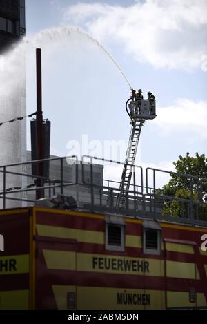 Esercizio di estinguente durante un allenamento nel fuoco del sistema di simulazione di vigili del fuoco scuola nella stazione di fuoco 2 a Aidenbachstraße 7. [Traduzione automatizzata] Foto Stock