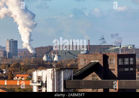 Punto di riferimento tecnica sulla slagheap a Beckstrasse, il Tetraeder. Accessibile piramide in acciaio, circa Alto 50 metri. Piattaforma di visualizzazione. Bottrop, nella parte anteriore del Foto Stock