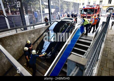 A causa della costruzione speciale situazione del sito in corrispondenza di Marienhof, una coppia francese confuso un uscita della metropolitana con un ingresso del parco auto e ci hanno dato il loro veicolo bloccato su per le scale per la metropolitana. I vigili del fuoco, una società di rimorchio e la polizia fissare il veicolo e tirarlo verso l'alto. [Traduzione automatizzata] Foto Stock