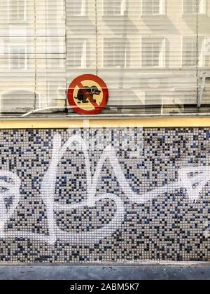 Un segno di divieto in una vetrina a Monaco di Baviera Glockenbach trimestre vieta i cani da fare affari qui. [Traduzione automatizzata] Foto Stock
