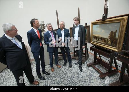 Arte Ministro Bernd Sibler mani oltre nove opere d'arte della proprietà originale del giovane Giulio e Semaya Franziska Davidsohn ai loro eredi al Museo Nazionale Bavarese di Monaco di Baviera. Nella foto (da sinistra a destra) vice direttore della Staatliche Graphische Sammlung München Dr. Kurt Zeitler, direttore generale del Museo Nazionale Bavarese Dr. Frank Matthias Kammel, ministro dell'arte Bernd Siebler, erede Hardy Langer e direttore generale della Bayerische Staatsgemäldesammlungen prof. Dr. Bernhard Maaz. [Traduzione automatizzata] Foto Stock