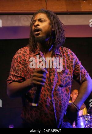 MALIBU, CA - 27 novembre: Shwayze, a Shwayze Casa per le vacanze Live dal Malibu a Casa Escobar in Malibu, la California il 27 novembre 2019. Credit Faye Sadou/MediaPunch Foto Stock